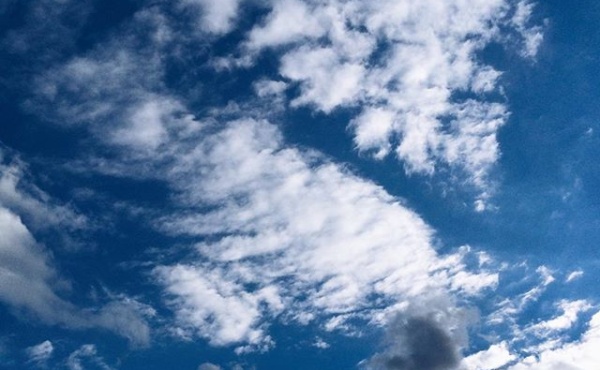 雲が少し高い青空