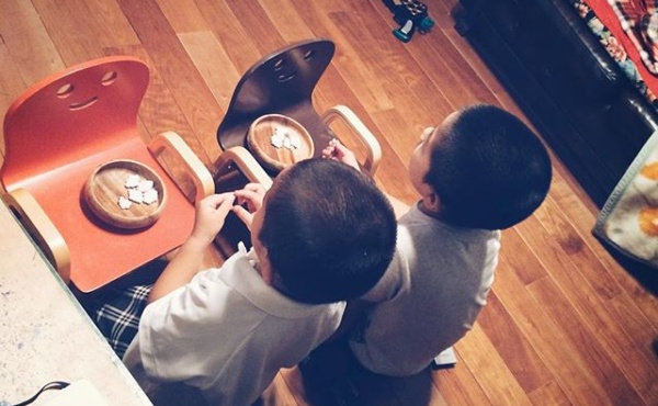 兄弟仲良くおやつ食べながらテレビ中