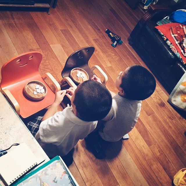 兄弟仲良くおやつ食べながらテレビ中