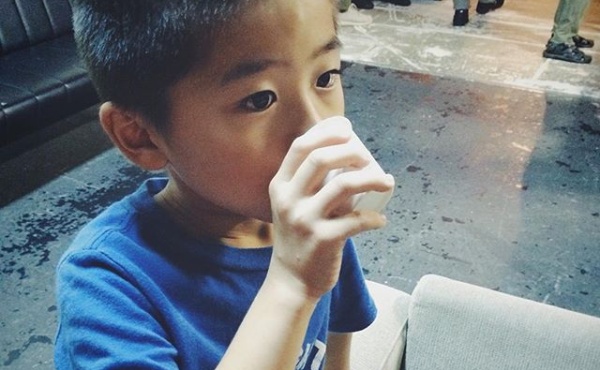 イチゴスムージーを飲む長男