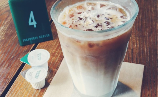 フレッシュネスバーガーのアイスカフェオレ