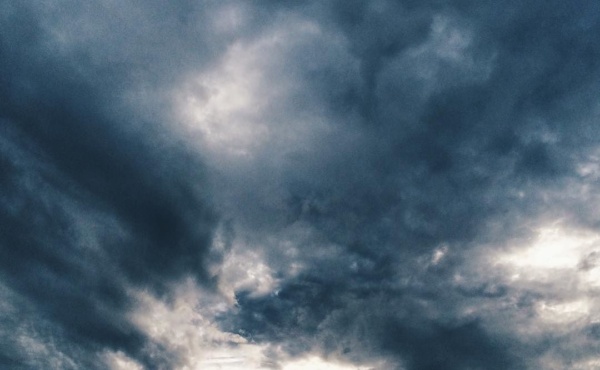 嵐の前の曇り空