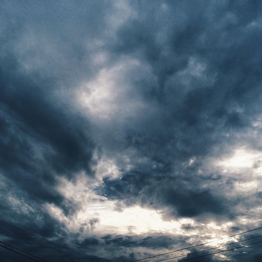 嵐の前の曇り空